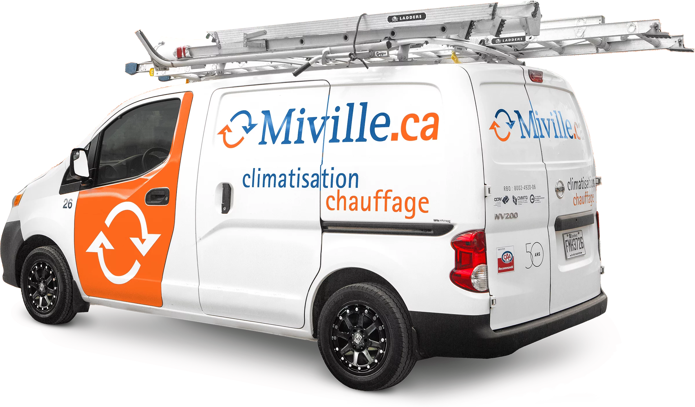 Une camionnette de service blanche avec le logo Miville, équipée d’échelles, offrant des services de chauffage et de climatisation.